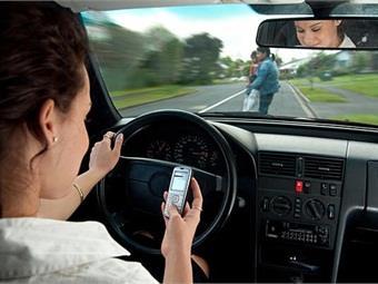 Slika 10: Nepozornost na cesto zaradi telefona med vožnjo (Vir: http://www.livetradingnews.