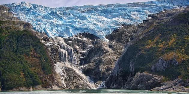 DAY 9 A paradise for nature enthusiasts Location: Chilean fjords The Chilean fjords will excite nature enthusiasts with its channels, fjords and mountains plunging into the icy water.
