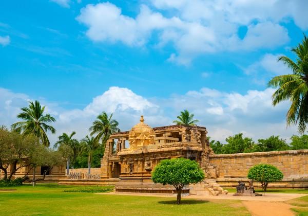 Our first stop will be to the beautiful Shore Temple, built in the 7th century during the reign of Rajasimha, it's so name because it overlooks the Bay of Bengal.