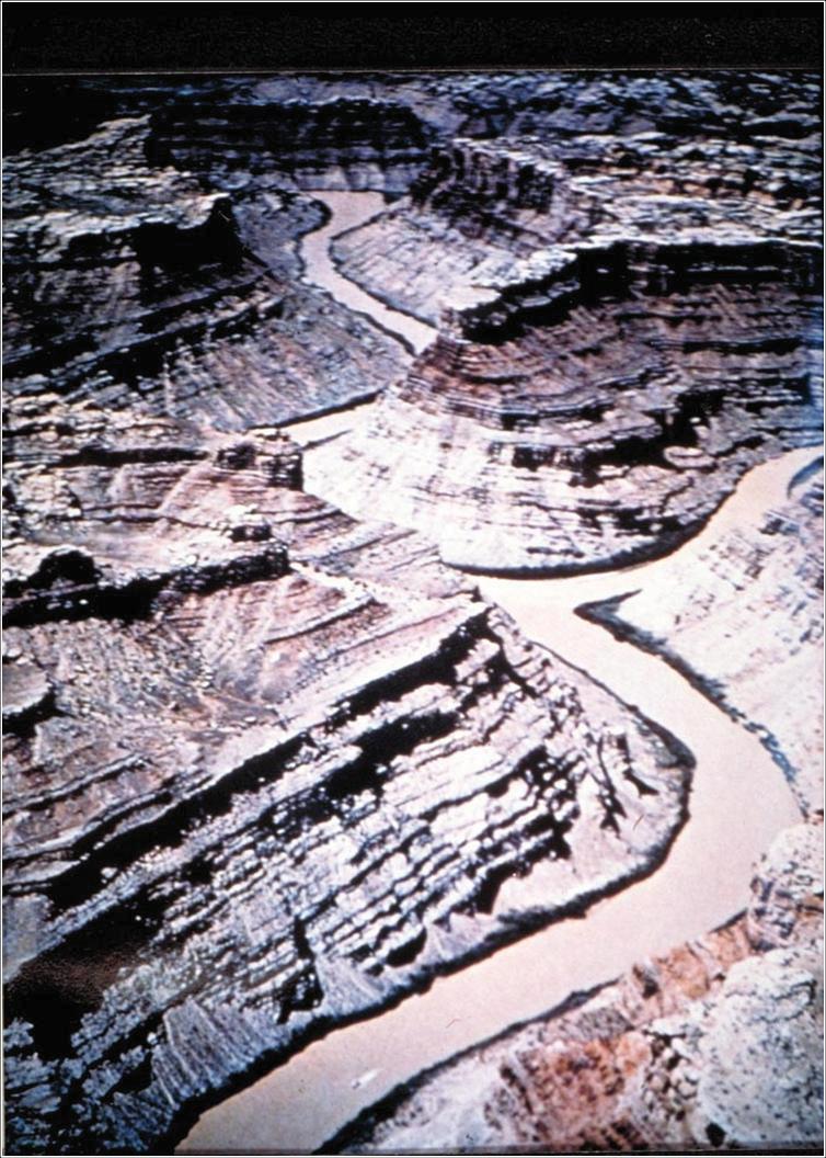 4.4. Dolina tipa IV Blagi nagibi kanjona, klisure i ograničene poplavne doline Dolina tipa IV sastoji se od klasičnih meandara, utvrđenih ili duboko urezanih i ograničenih terena izravno promatranih
