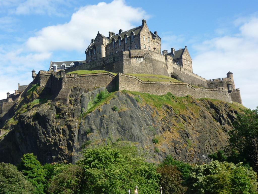 Edinburgh Options Sightseeing, shows, shopping and museums Suggested sites & things to see and do: Fringe Shows Royal Edinburgh Military Tattoo* Edinburgh Castle Royal Mile* National Museum of