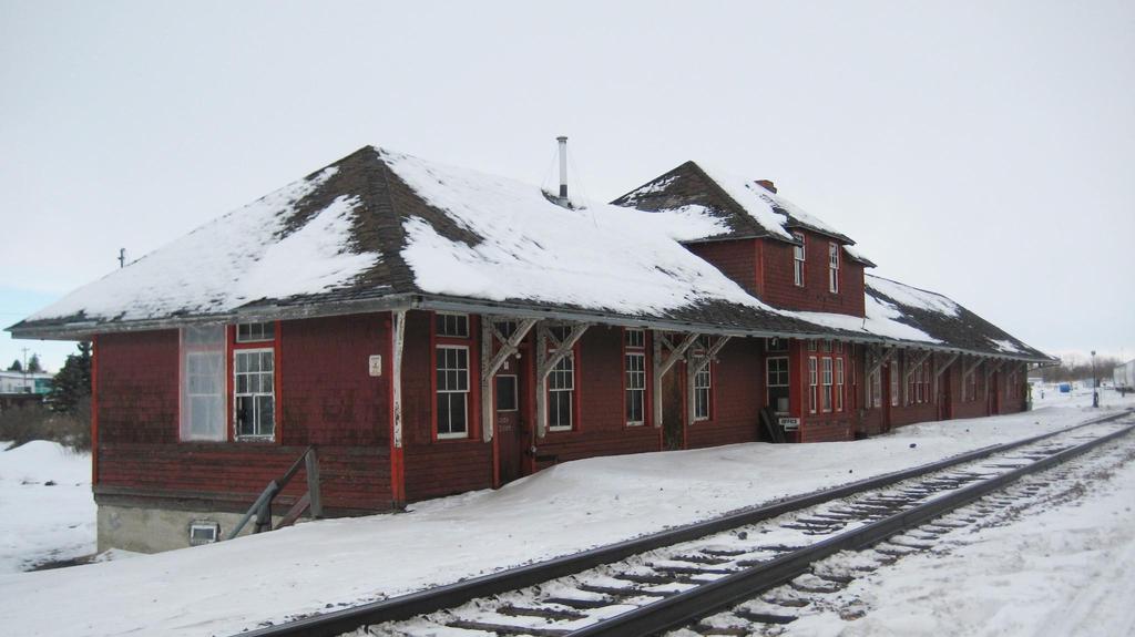 M 97 BASSANO The Bassano Station, used today by CPR MOW crews, is the only remaining wooden station building of the 13 permanent stations that existed at one time on the Brooks Subdivision.