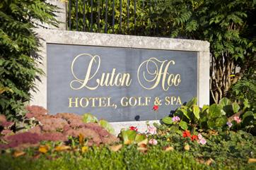 Just 2 miles from Luton, it offers fine dining and elegant rooms that have hosted