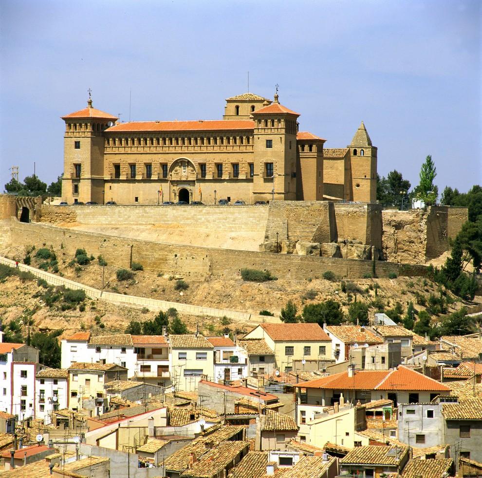 History If what you are looking for is a trip in which you can dive into the old history of Spain, then you have to come to Oropesa and stay at our Parador de Oropesa.