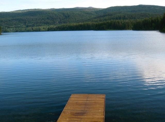 S-9769. Year-round access to this S. facing w/f cottage on beautiful Bridge Lk. 4 bdrm homey cabin sleeps 10.