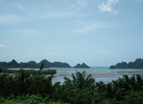 The beach of Ao Thung Wua Laen is our finishing point for the day and is located 15 km (9 miles) outside of Chumphon.