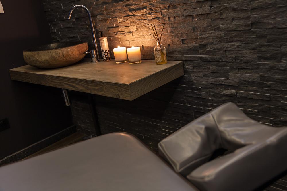THE FACILITIES Chalet Le Crepet allows you to enjoy and indulge in every moment of your Morzine ski holiday. Sip on a glass of champagne in the hot tub or take a relaxing sauna.