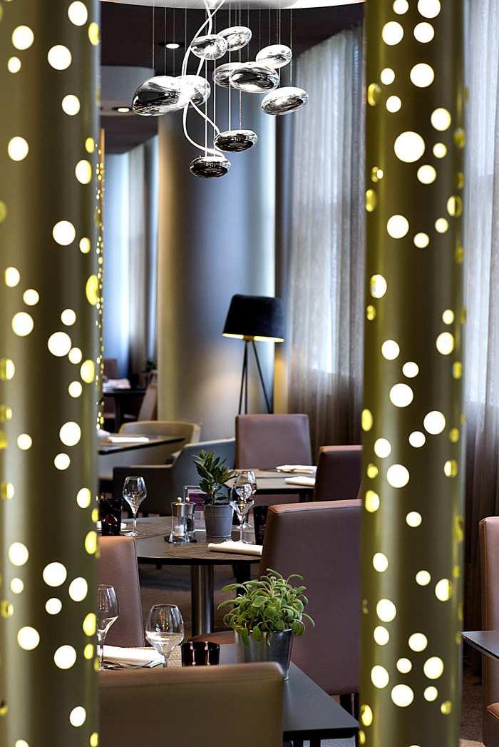PULLMAN PARIS LA DEFENSE A striking 5-star Hotel with modern design In the heart of the La Défense business district, opposite the CNIT and 10 minutes from the Champs-Elysées Les Quatre Temps, retail
