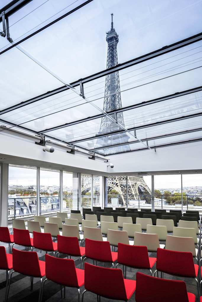 PULLMAN PARIS TOUR EIFFEL Chic Hotel **** designed by Christophe Pillet A unique location : Facing the Trocadero, a few steps from the Champs de Mars and 5 mn by foot from the Museum Quai Branly 10