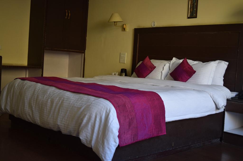 The hotel is also in an excellent location just a short Auto ride from Khan Market and not much further to Connaught Place.