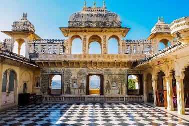 7 Day 7: Bundi Chittor Fort Udaipur Depart Bundi and drive approximately 4 and a half hours to Udaipur, with a stop en route at Chittor Fort.