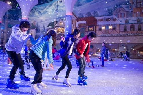Onemount Snowpark is an indoor winter theme park, the first of its kind in Korea.