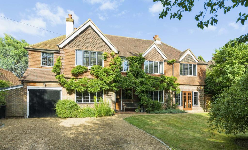 RAMLEA ONE TREE HILL ROAD GUILDFORD SURREY GU4 8PL Best of both worlds stunning country home yet only 1.