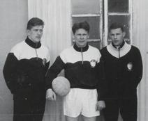 Róbert ásamt Valsmönnunum Val Benediktssyni og Elíasi Hergeirssyni á Melavellinum í upphafi dómaraferils 1965.