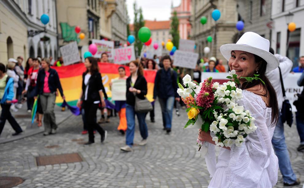 DIH - Të barabartë poshtë ylberit; në vitin 2009 u formua organizata Pride Parade dhe Instituti për Larminë Kulturore, në vitin 2010 u themelua Sport Association Out në Slloveni dhe Shoqata për