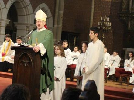 Blic Info nga Austria 25 janar 2015: Ipeshkvi i Vjenës flet shqip dhe mban meshë në Misionin Katolik Shqiptar në Austri Në meshën e festive të organizuar nga Misioni Katolik Shqiptar në Vjenë (MKSHA)