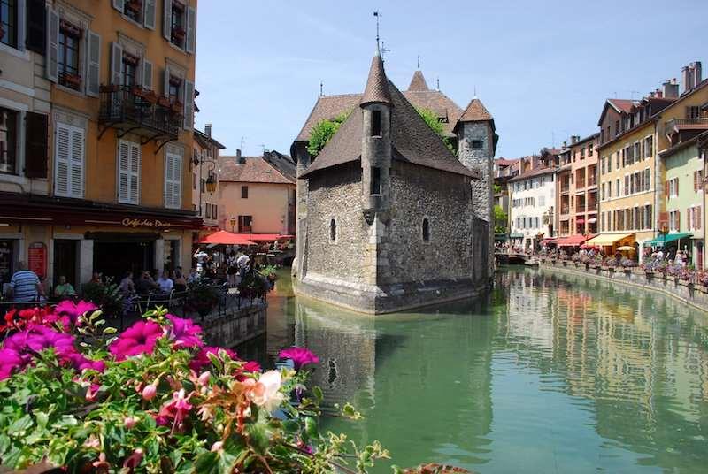 Tours: This will let you contemplate the beauty of the purest lake in Europe and its stunning setting in the heart of the French Alps.