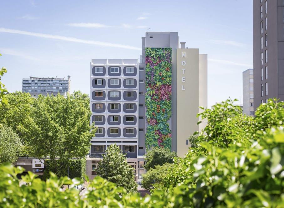 Take advantage of a full range of 3 -star services and amenities, opposite the famous Parc de la Tête d Or, near La Part-Dieu, and only a 10-minute walk from the Lyon Convention