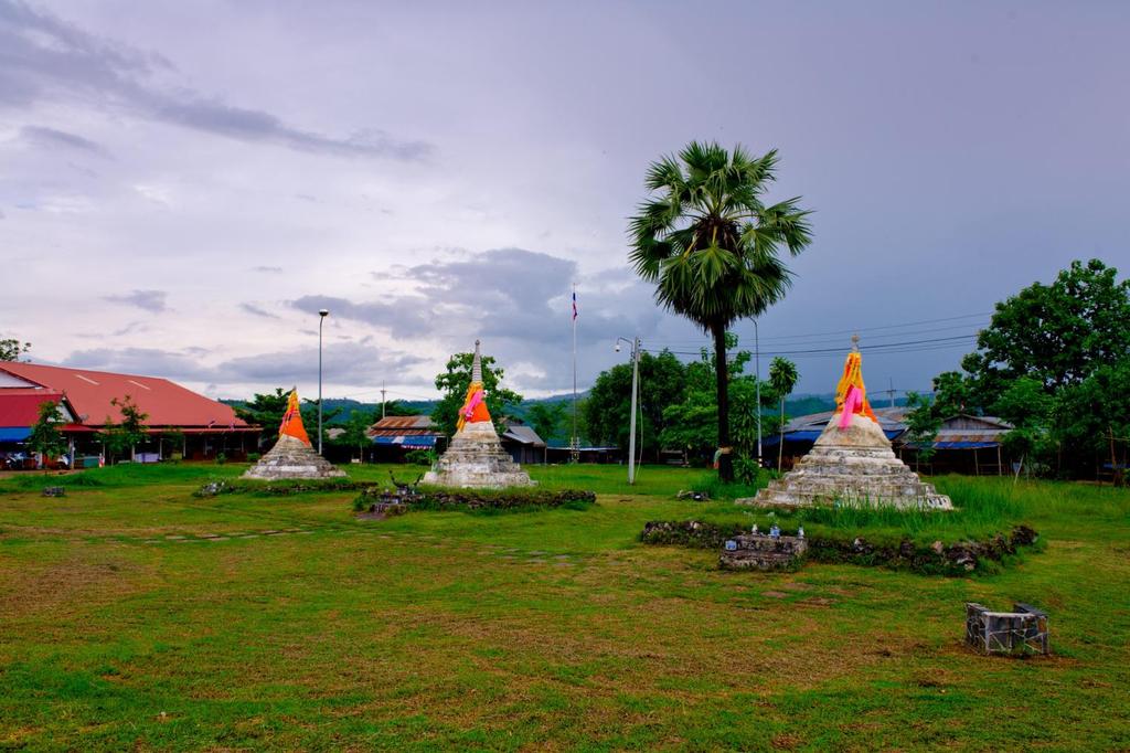 Three Pagodas Pass The Three Pagodas Pass (Dan Chadi Sam Ong) has been a border channel connecting Thailand and Burma for centuries, either in term of battles and wars in the past or trades and
