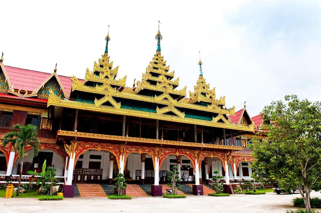 Wat Wang Wiwekaram This is the most important and most revered Buddhist temple in Sangkhla Buri district, where Thai and Mon people live together peacefully.