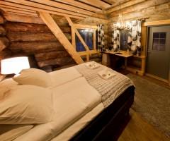The suites are approximately 33m² and there are four suites in each of the separate log buildings. Please contact our Travel Experts for a quotation.