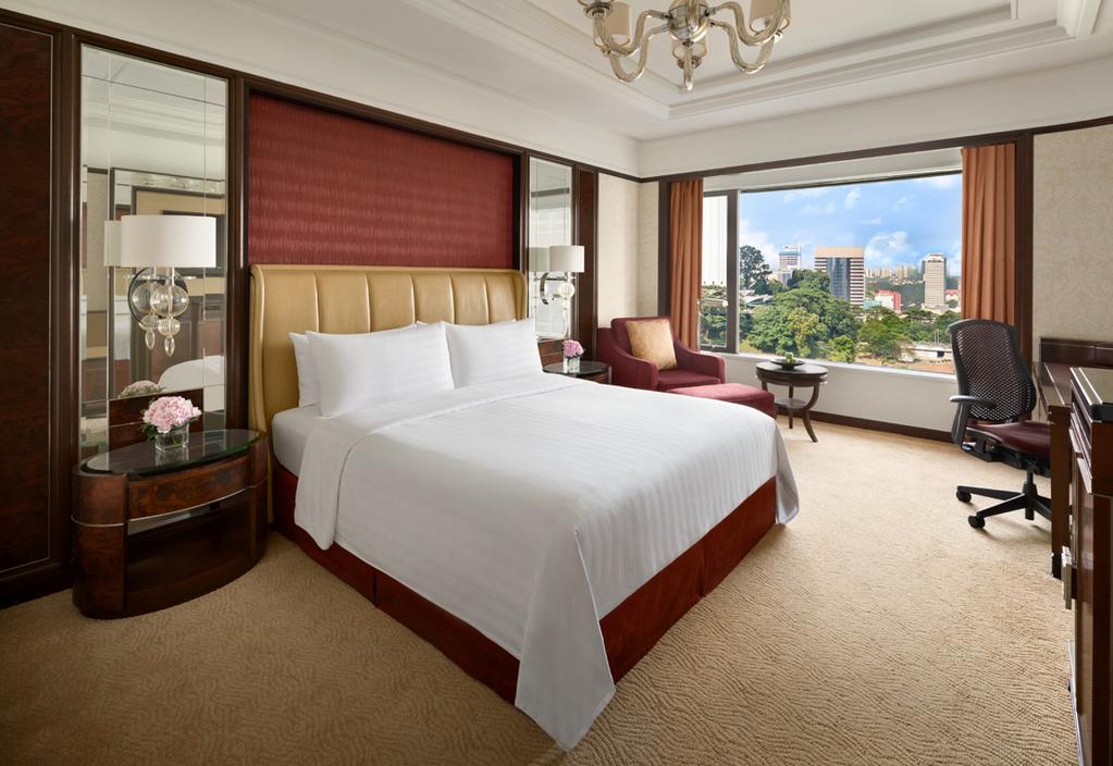 ACCOMMODATION The hotel comprises 662 luxurious guestrooms, including 101 elegant suites, all with panoramic views of the city or the tranquil gardens.