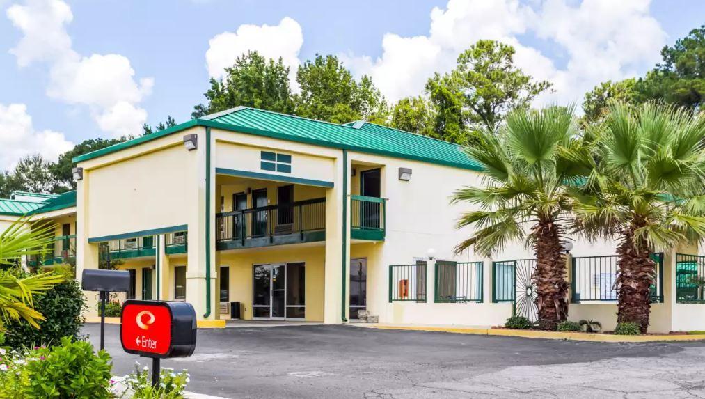 2 HOTELS FOR SALE - NEW ORLEANS AREA ECONO LODGE & SUPER 8 - PICAYUNE, MS OFFERING SUMMARY Address - Econo Lodge: 550 S Lofton Street, Picayune, MS PROPERTY OVERVIEW For sale, two well located,