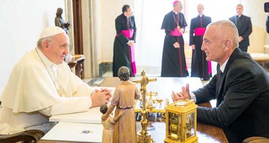 Në mënyrë të veçantë Presidenti Meta e falënderoi Papa Françeskun, për lartësimin mbarëbotëror të simbolit më domethënës shpirtëror të kombit shqiptar, Nënë Terezës, përmes shenjtërimit të saj.