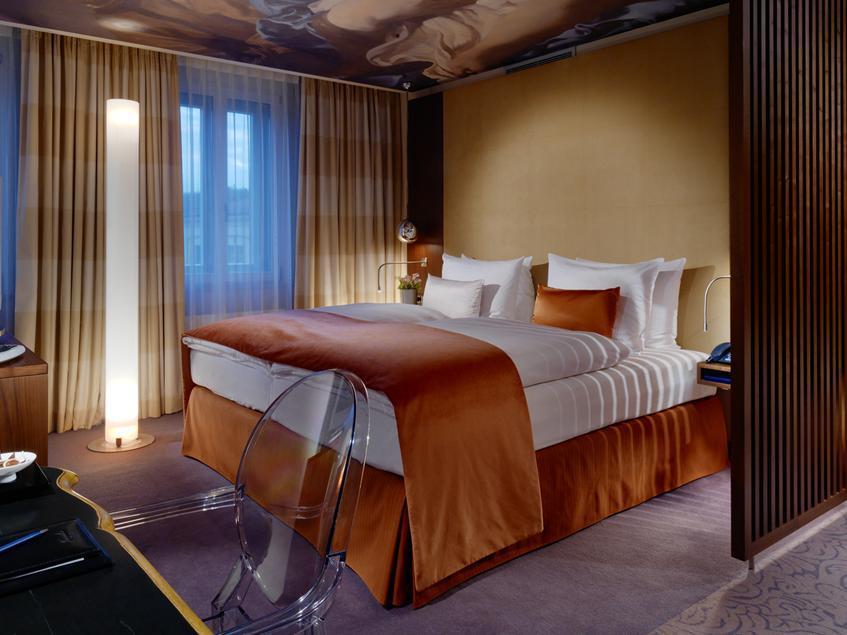 Accommodation Munich 5 star luxury Hotel Kempinski Vier Jahreszeiten The hotel offers a