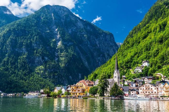 Day trip to the Salzkammergut & Ice caves Enjoy the breath-taking beauty of