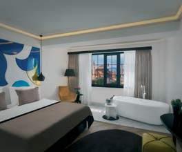 rooms, gift shop and two restaurants including a roof restaurant boasting views of the city and Marmara Sea.