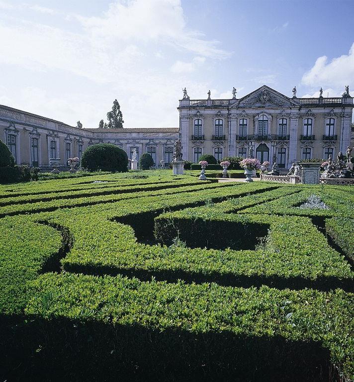 Remarkable Palace Queluz A prestigious palace with a renown architecture from the neoclassical and rococo period. Features three majestic and charismatic rooms using a sophisticated décor.