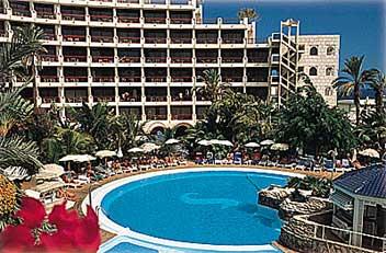 HOTEL OVERNIGHTS 6 LA PALMA DE GRAN CANARIAS Beachfront Resort HOTEL HIGHLIGHT: HOTEL SANDY BEACH 4* FAMILY-FRIENDLY RESORT On the exciting Playa del Inglés, only a few steps away from an endless