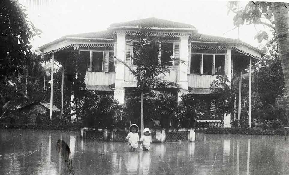 12 The home of George Bennett Taye at 2 Kim Keat Road during a flood, 1930s Courtesy of Gerardine Donough-Tan either acquired by the government or sold off by his descendants just after World War II.