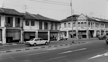 SHOPHOUSES AND TERRACE HOUSES Sim Kwong Ho shophouses: 292-312 Balestier Road Kwan Yow Luen shophouses: 412-418 Balestier Road Art Deco apartment blocks: 230 & 246 Balestier Road Pre-war terrace