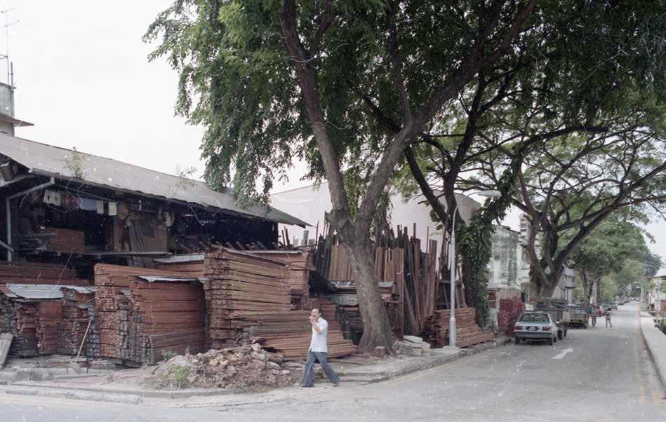 22 A former timber yard in Balestier, 1984 Courtesy of the Urban Redevelopment Authority Jalan Rajah and Ah Hood Road that employed Hainanese coolies as well as a factory called Eko Rubber Factory