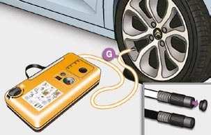 Bijelu cijev spojite na ventil gume koju treba popraviti. Električni utikač kompresora spojite na utičnicu V u vozilu.