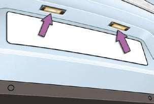 PRAKTIČNE INFORMACIJE Zamjena žarulja registarske pločice (W5W) Zamjena trećeg stop svjetla (4 žarulje W5W) Tanak odvijač umetnite u jednu od vanjskih rupa