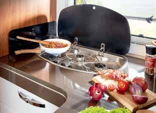 THREE-BURNER HOB WITH AUTOMATIC IGNITION Up to three dishes can be cooked at the same time on the stainless steel hob even in larger pans thanks to a clever division
