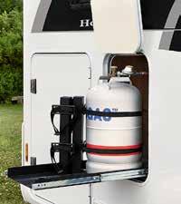 ROOMY GAS LOCKER WITH PULL-OUT SHELF The spacious gas locker provides plenty of room for gas bottles, whether in