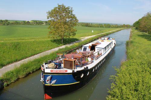 L Art de Vivre - Fact Sheet Barge Specifics Accommodation on board Maximum 8 passengers / 4 staterooms Each staterooms can be configured with either 2 single beds or a double bed.