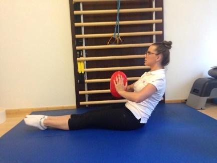 Vježba se izvodi 5 puta. Cilj vježbe: Aktivacija i jačanje mišića centra trupa ( cora ), mobilizacija i istezanje leđa, te istezanje stražnje strane natkoljenice. 7.