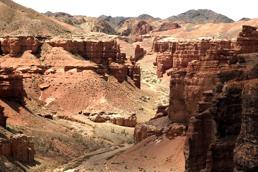 47). 7.43 Bare rock surfaces dominate the desert environment in many desert areas, such as here at Wadi Dhar in Yemen. 7.46 The geology has a strong influence on the appearance of the steeply-sided 300-metre deep Charyn Canyon Gorge in south-eastern Kazakhstan.