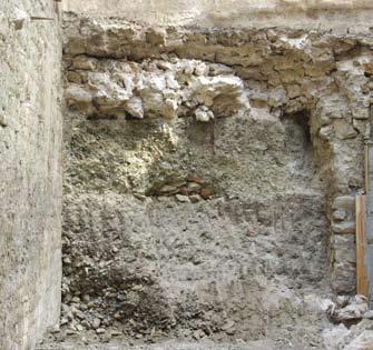 Na sjevernom zidu otkriven je obris velikog otvora s plitkim lukom na vrhu, koji je očito služio kao komunikacija s dvorištem Barbakana (sl. 4 i 5).