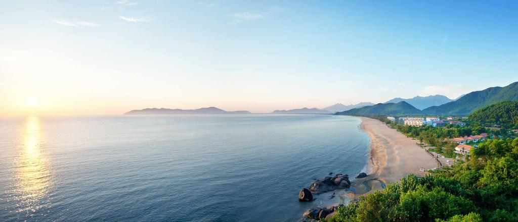 02 03 PERFECT DESTINATION Nestled on an idyllic bay on Vietnam s tranquil central coast, Banyan Tree Residences Lăng Cô is located within Laguna Lăng Cô, the first and largest world-class integrated