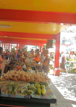However, you can also stop by the small capital Victoria instead. Here you'll ﬁnd a little market. This market is well-known for it's fresh ﬁsh and local fruits.