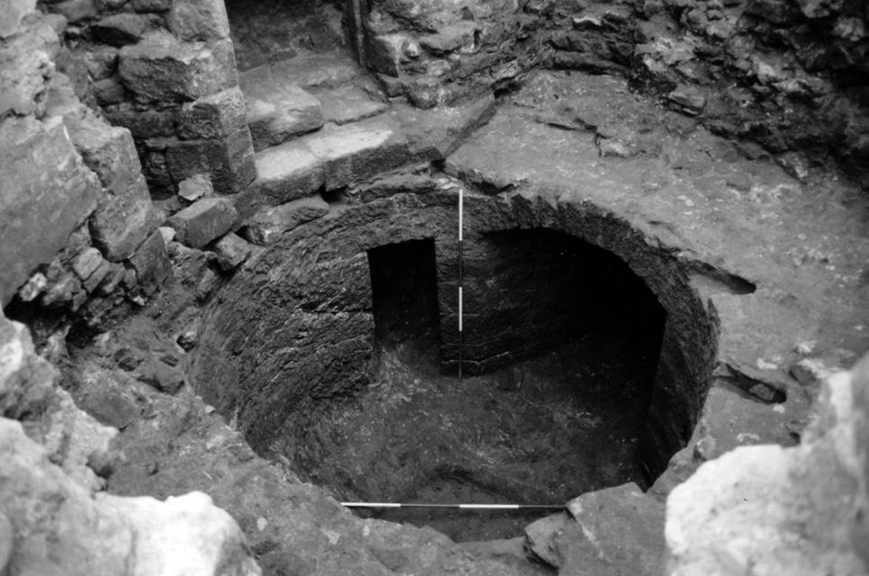 Excavations at Newark Castle, St Monans, Fife in 2002 85 (see below). The floor of the passage was simply bedrock with a few rough flags added at its west end.