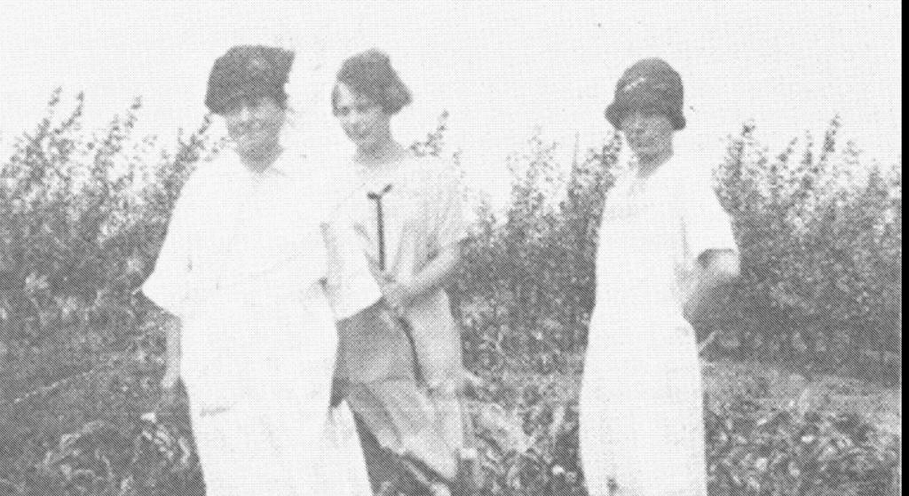Mary Doré w/o Isadore Duby w/dtrs Jennie Hessel and Marie Duby 1924 In 1930, Leona Banks oldest daughter passed away, and in 1944, her eldest son Wilfred, also passed on.