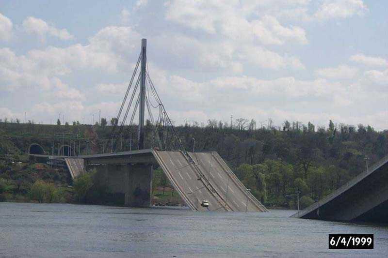 7 Žeželjev most (Zezeljs Bridge) in April 1999 On April 25 th, the third bridge in Novi Sad, called "Žeželjev most", was destroyed.