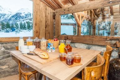 service (6 days) Our chalet board packages inculde: Pre-dinner drinks and canapes on your first and last night